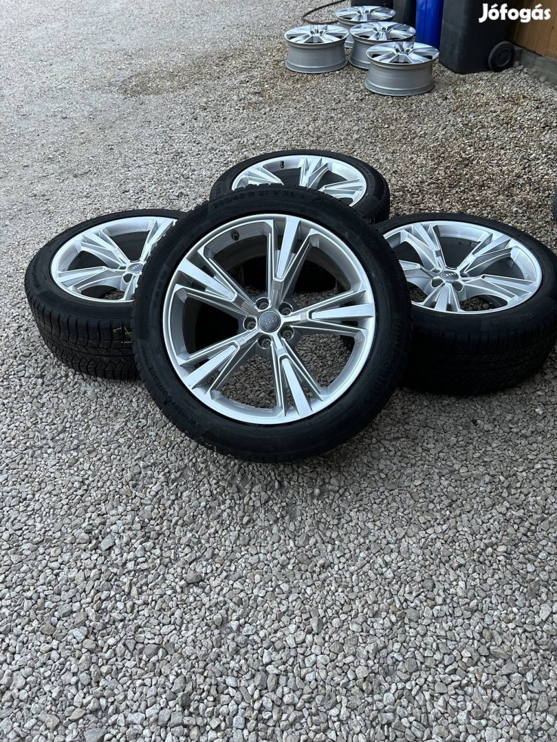 Eladó 5x112 r21 gyári Audi Q8 alufelni szett téli gumival!