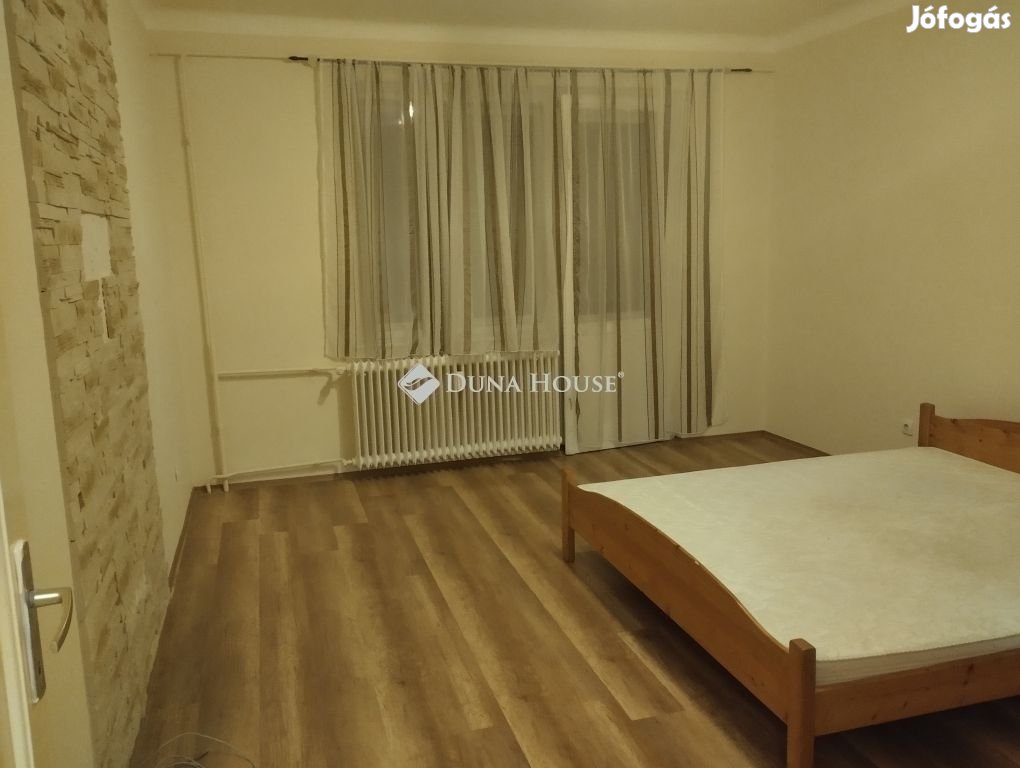 Eladó 60 nm-es lakás Pécs