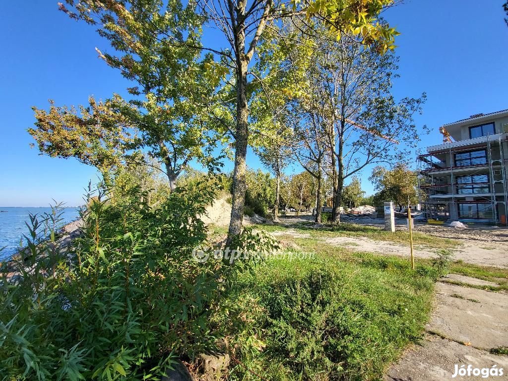 Eladó 61 nm-es lakás Balatonszemes