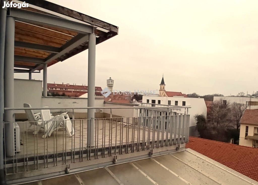 Eladó 65 nm-es lakás Siófok