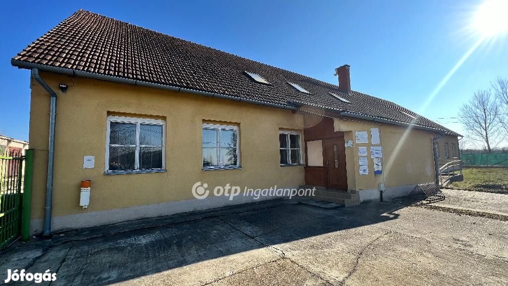 Eladó 670 nm-es Iroda, irodaház Pápa Ipari park