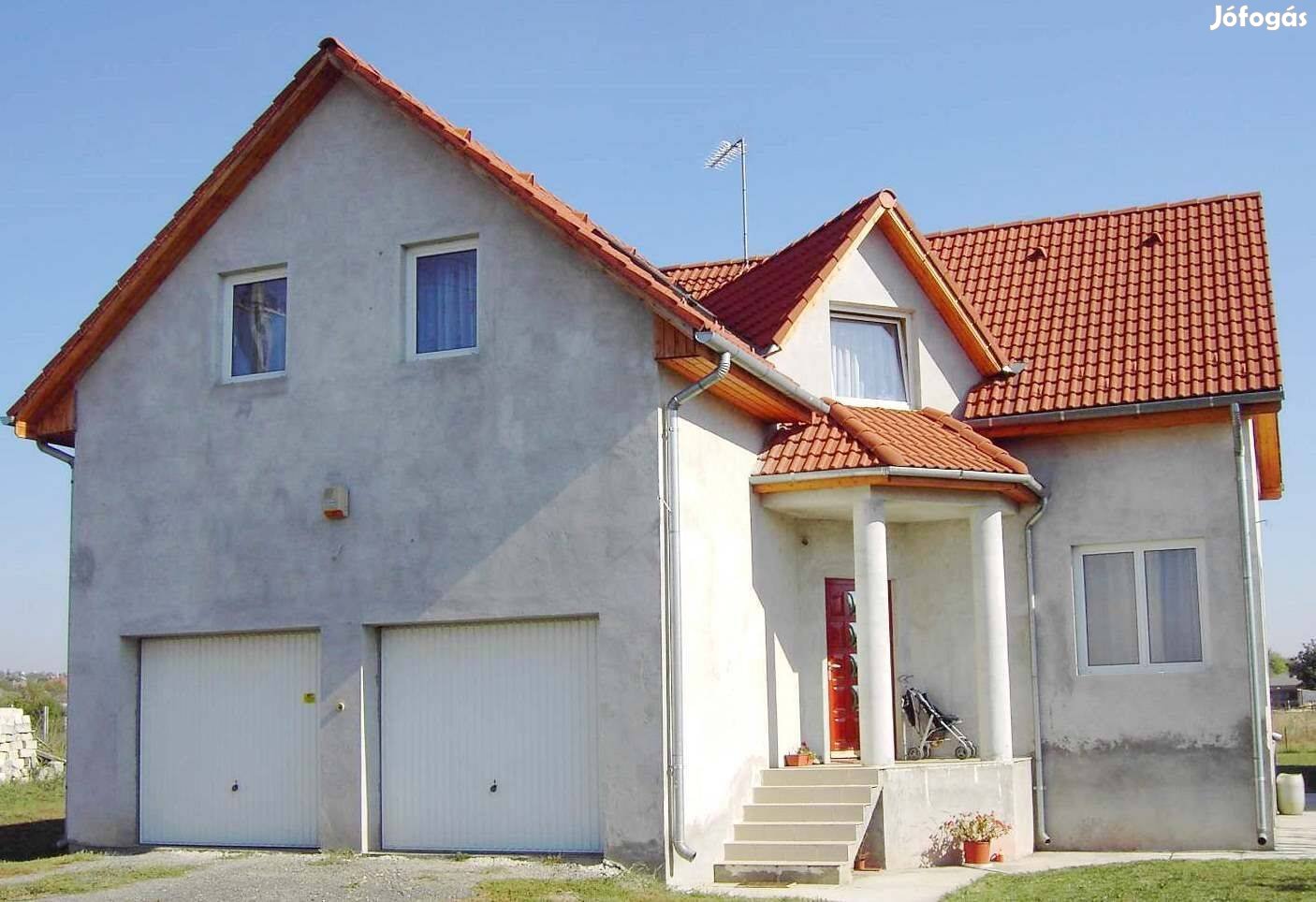 Eladó 61 szobás, egyedi családi ház dupla garázzsal Érd