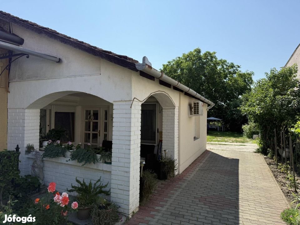 Eladó 73 nm-es Felújított Házrész Gyula