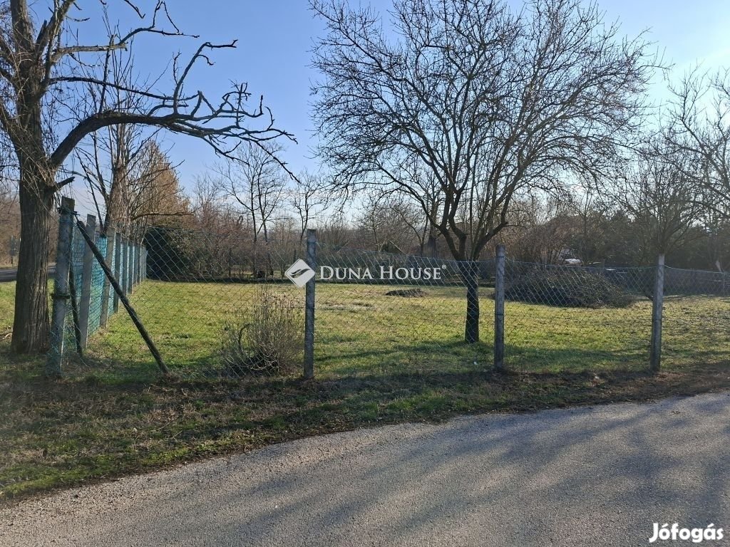 Eladó 753 nm-es telek Székesfehérvár