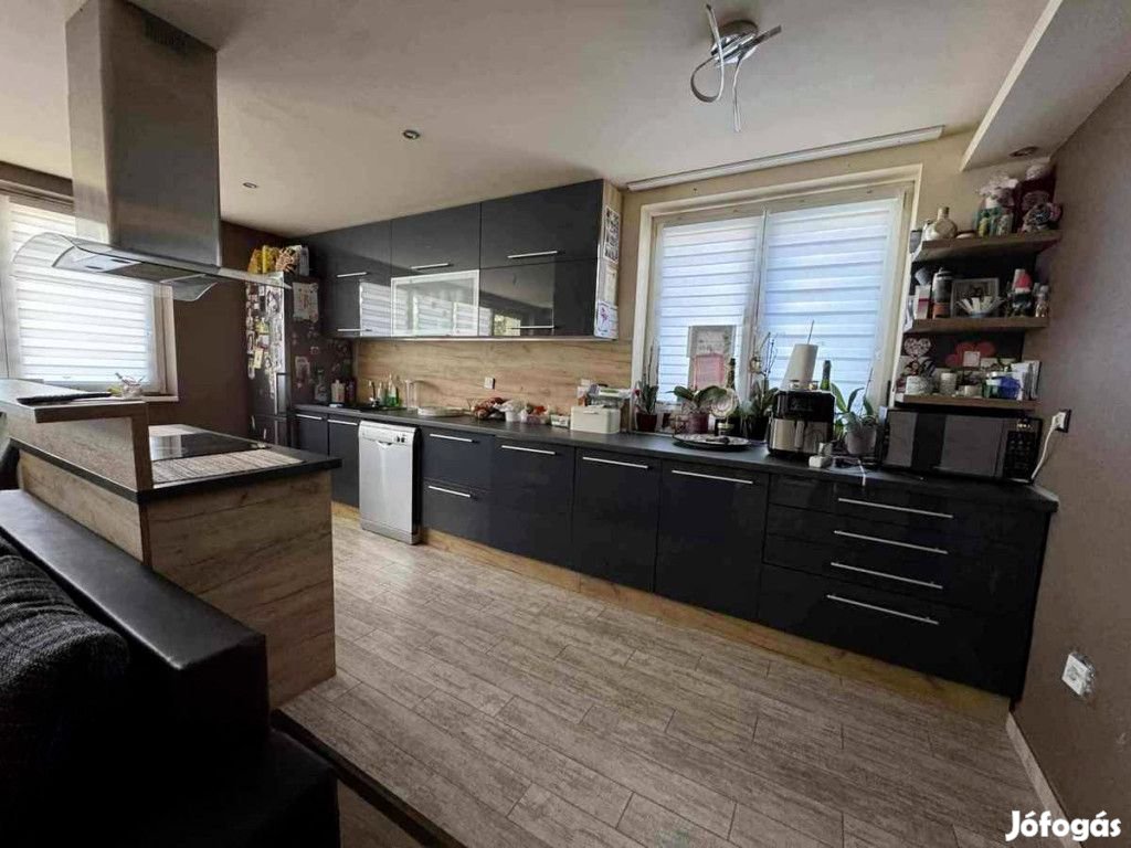 Eladó 75 m-es, felújított lakás Miskolc-Szirmán!