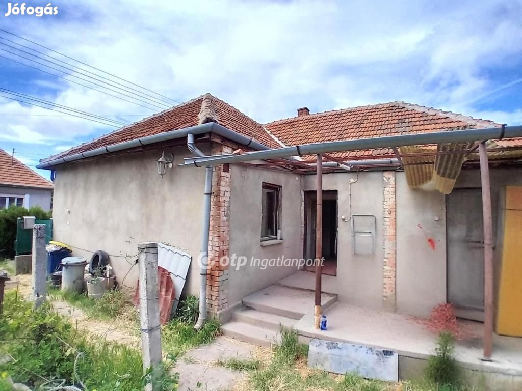 Eladó 75 nm-es ház Lőrinci