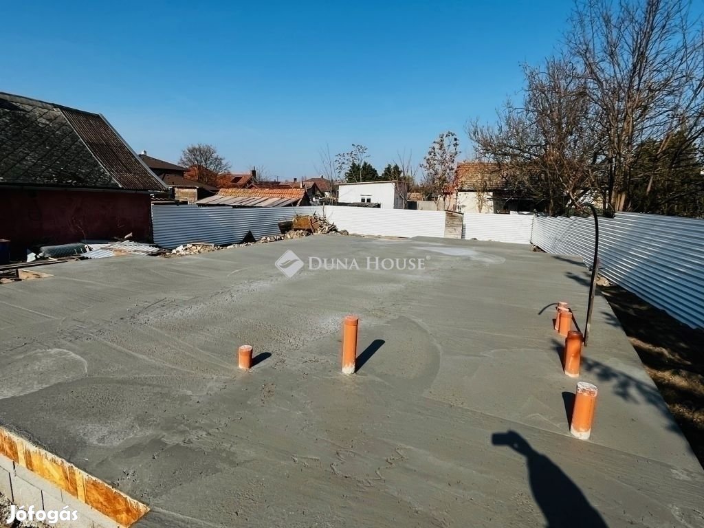 Eladó 77 nm-es ház Monor