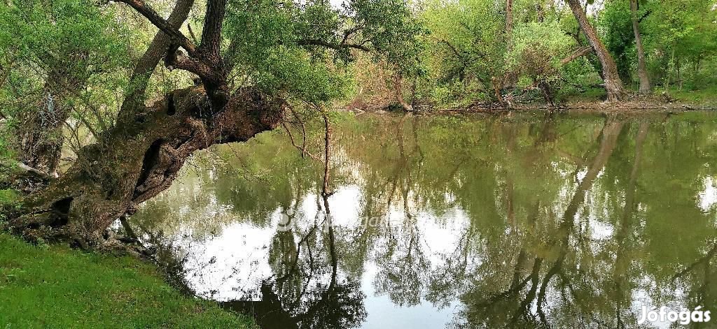 Eladó 790 nm-es telek Győr