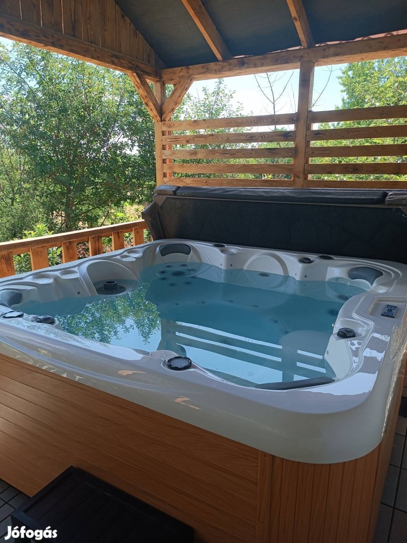 Eladó 7 személyes Jakuzzi 