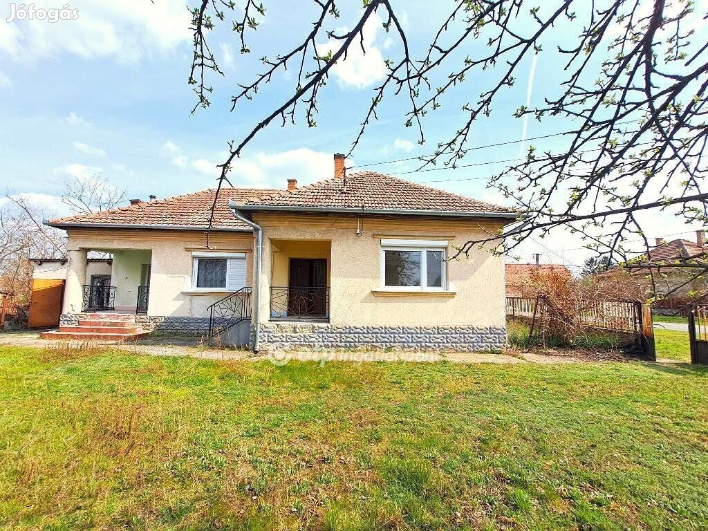 Eladó 80 nm-es ház Abony