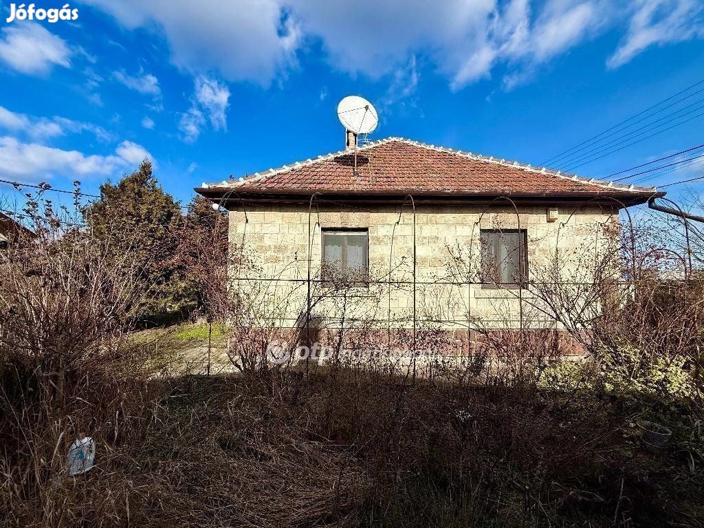 Eladó 80 nm-es ház Cegléd