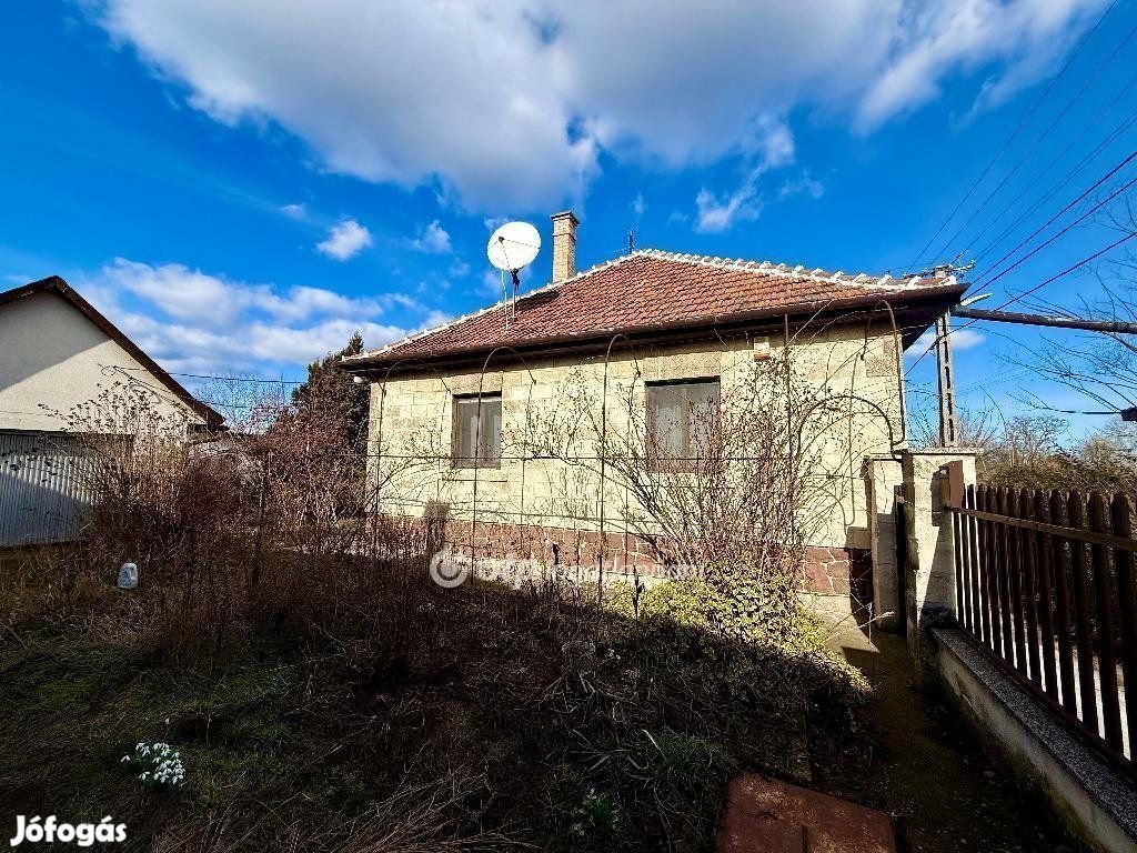 Eladó 80 nm-es ház Cegléd