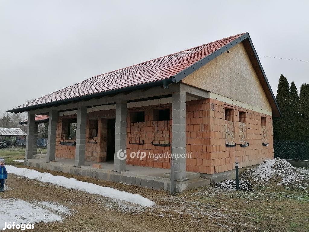 Eladó 81 nm-es ház Cegléd