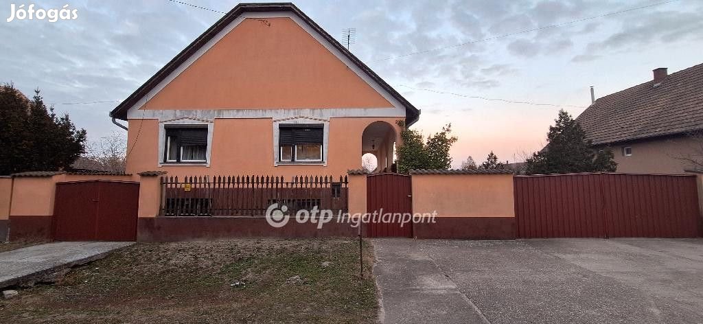 Eladó 83 nm-es Újszerű állapotú Családi ház Akasztó Óvoda közelében
