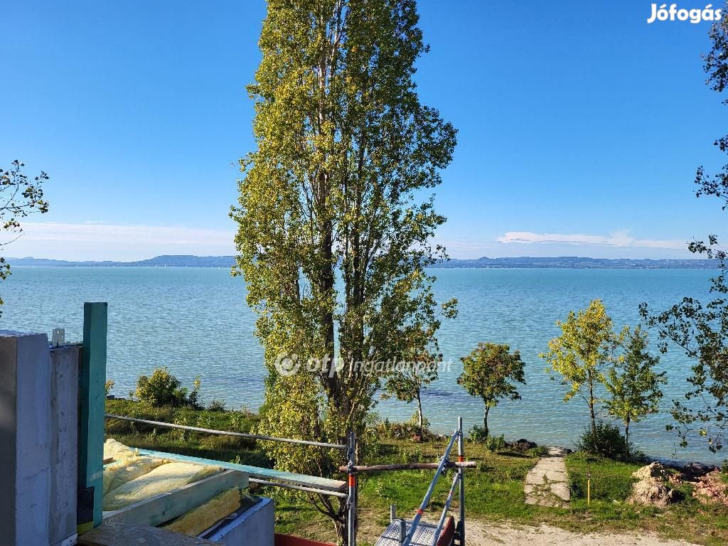 Eladó 89 nm-es lakás Balatonszemes