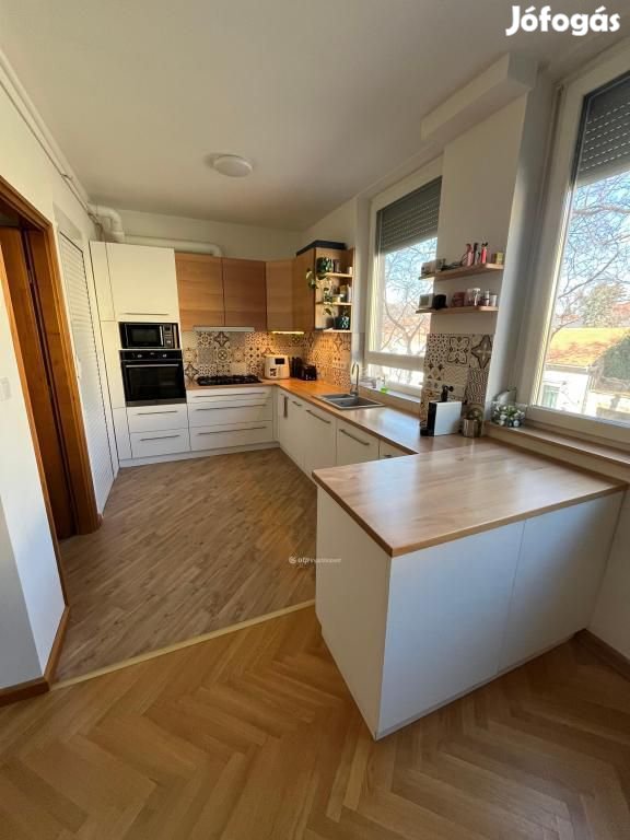 Eladó 91 nm-es lakás Pécs