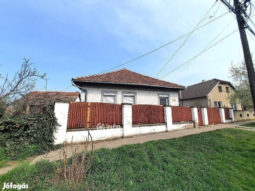 Eladó 98 nm-es ház Abony