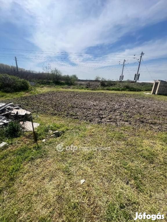 Eladó 990 nm-es telek Farmos