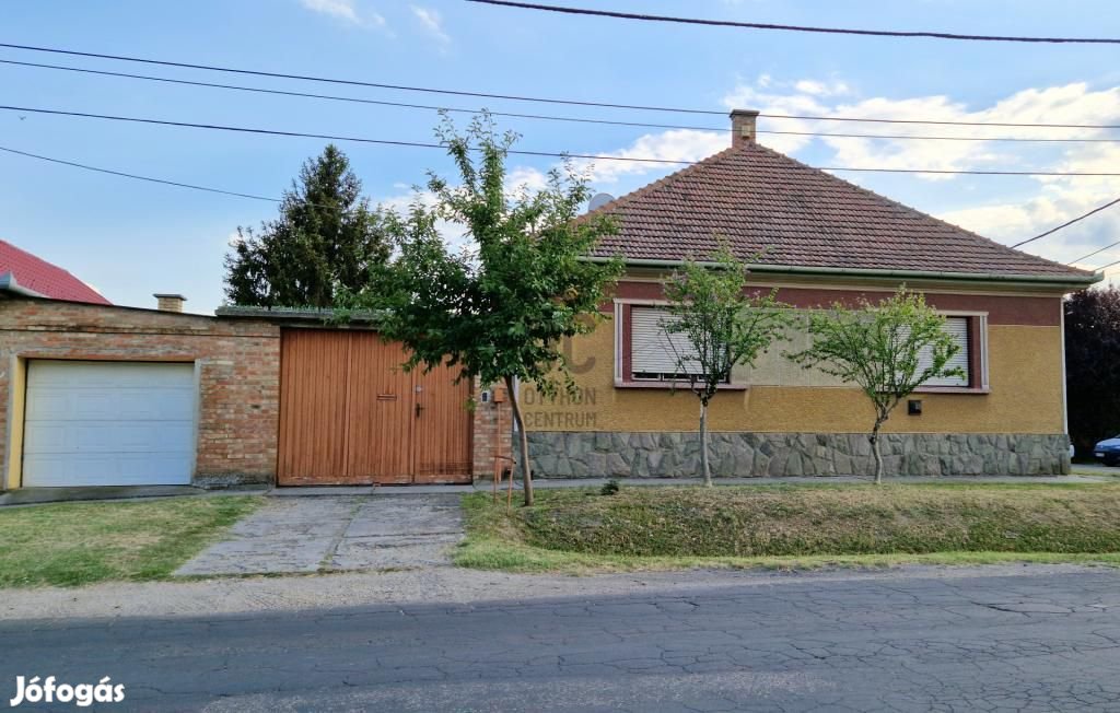 Eladó 99 nm-es ház Cegléd