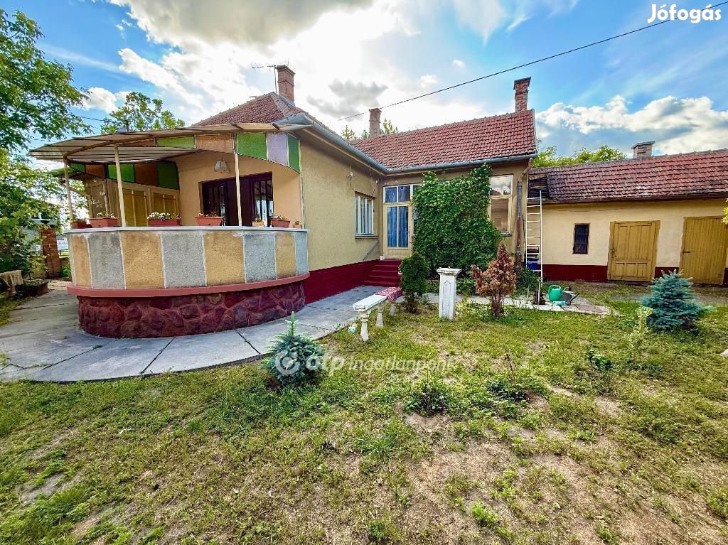 Eladó 99 nm-es ház Cegléd