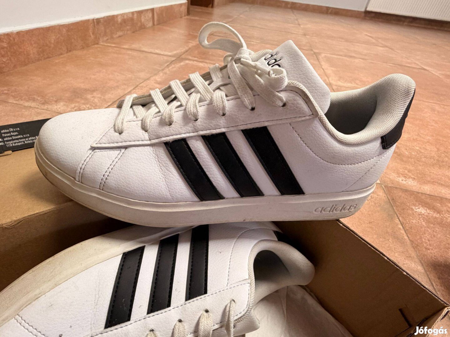 Eladó 9,5-es adidas cipő