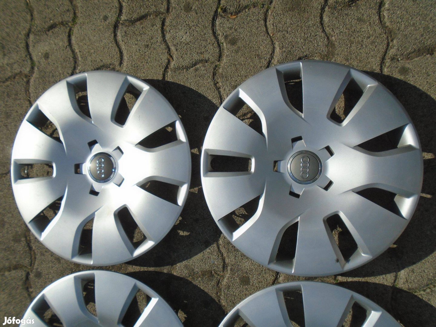 Eladó AUDI gyári 16 collos dísztárcsák (2 db)