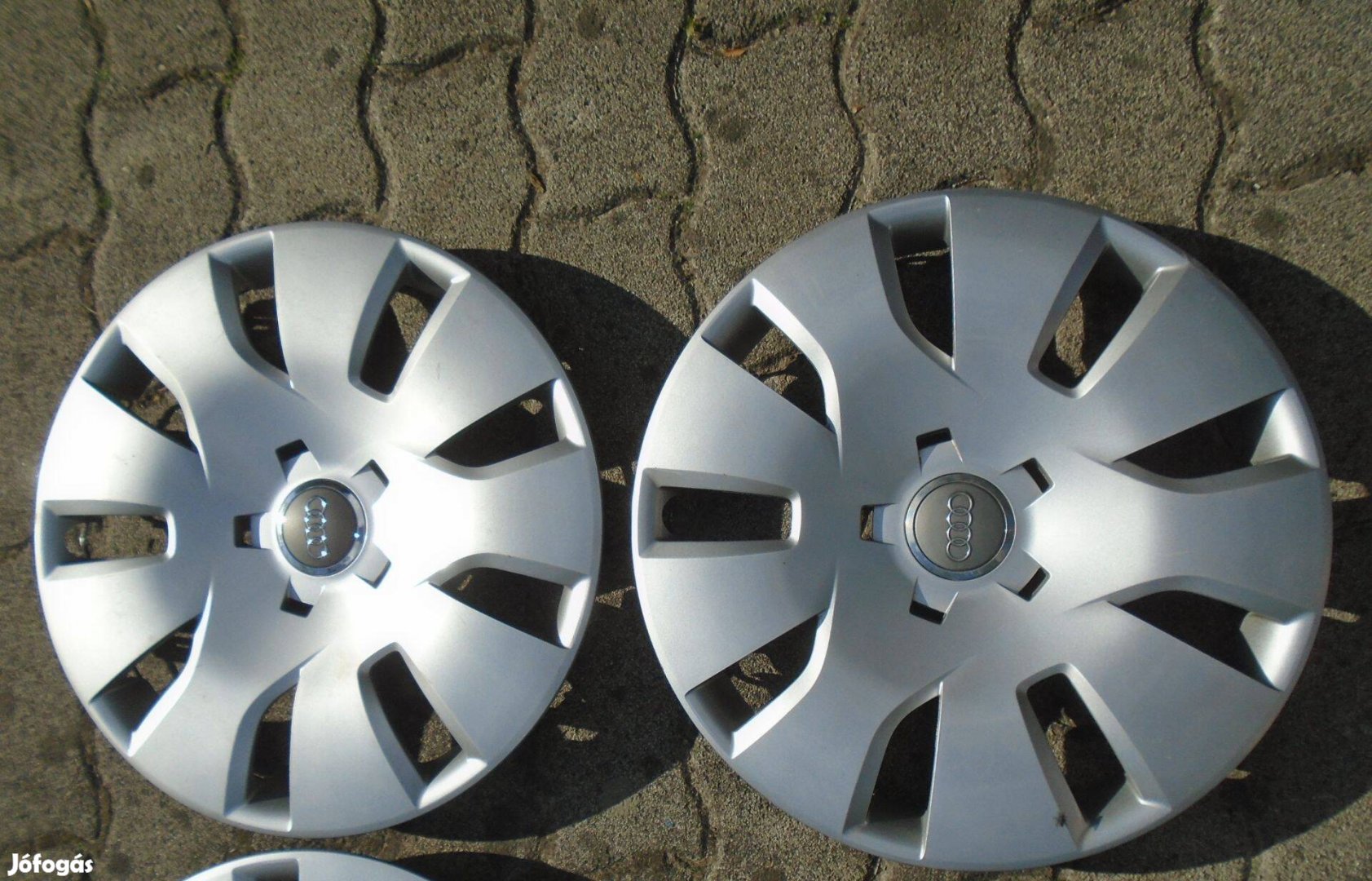 Eladó AUDI gyári 16 collos dísztárcsák (2 db)