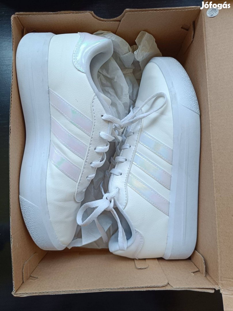 Eladó Adidas cipő