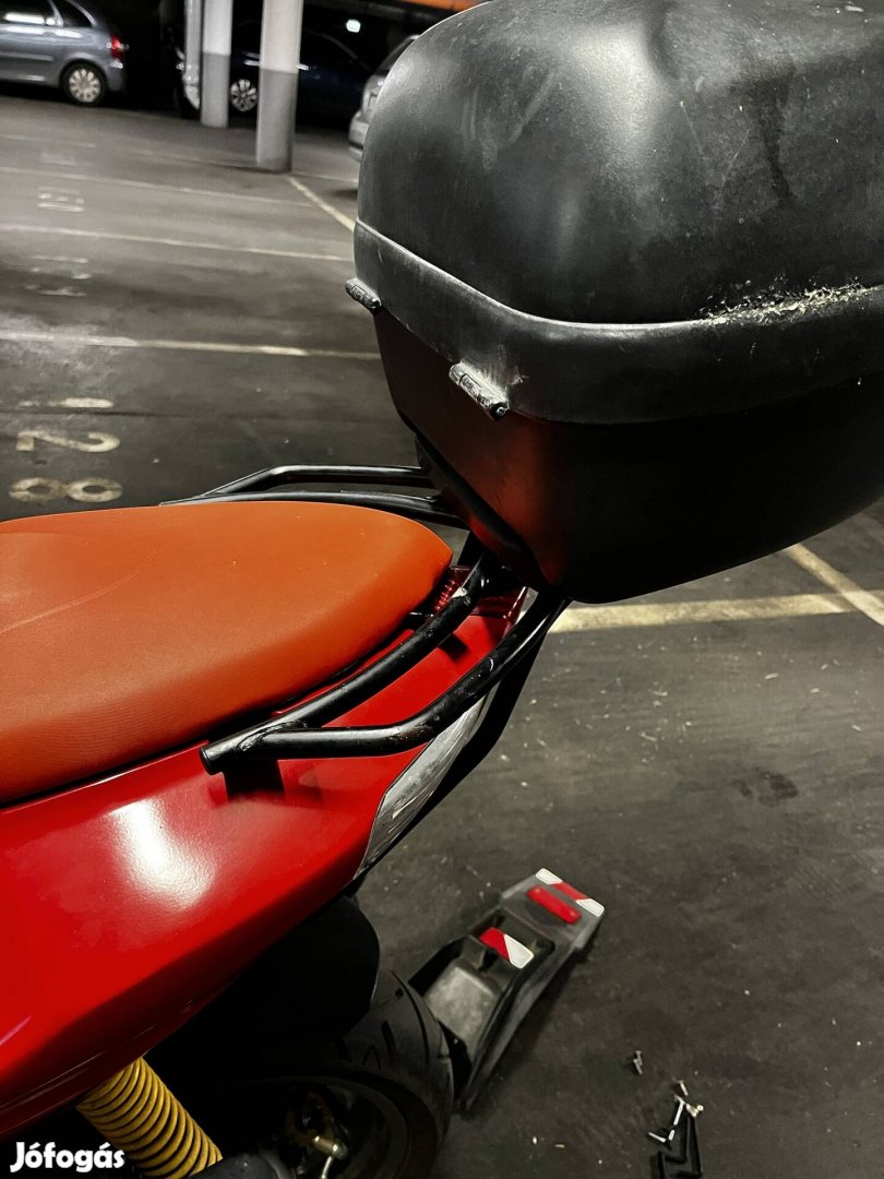 Eladó Aprilia SR50 csomagtartó konzol+gyári doboz.