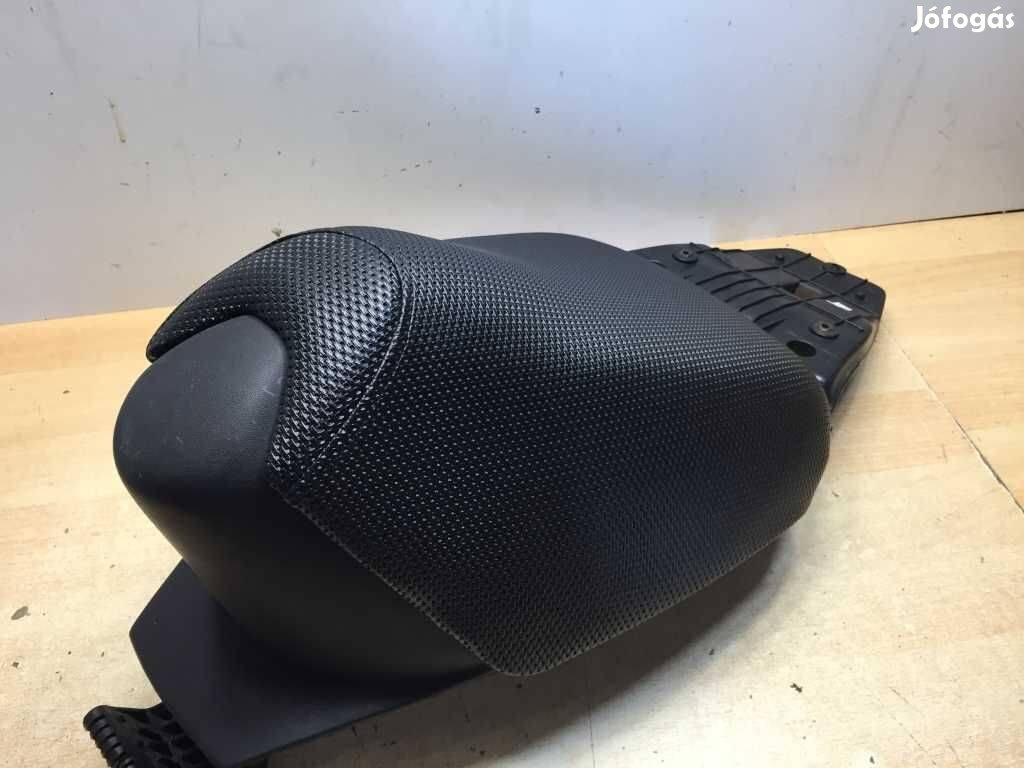 Eladó Aprilia Sr 50 Ülés ( Kör Sr ) Fekete ( Újrahúzott )06549
