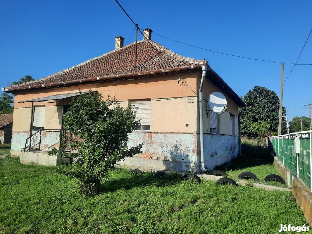 Eladó Átányi családiház