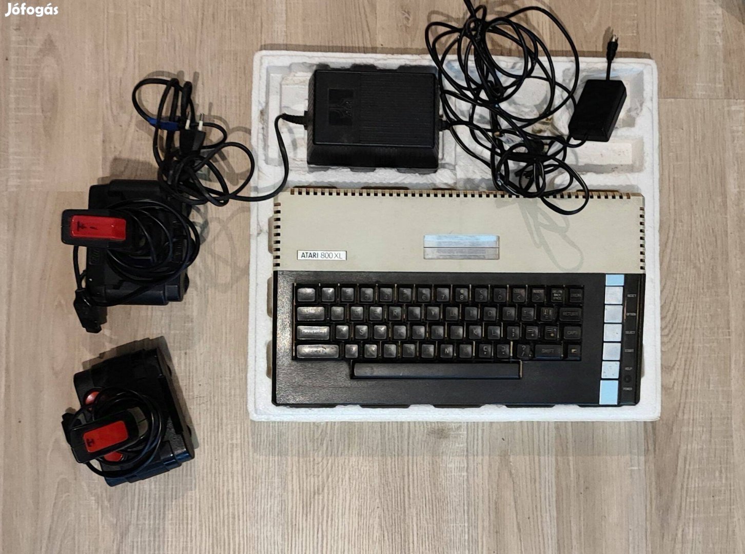 Eladó Atari 800 XL hungarocell, táp, TV kábel és 2 Joy