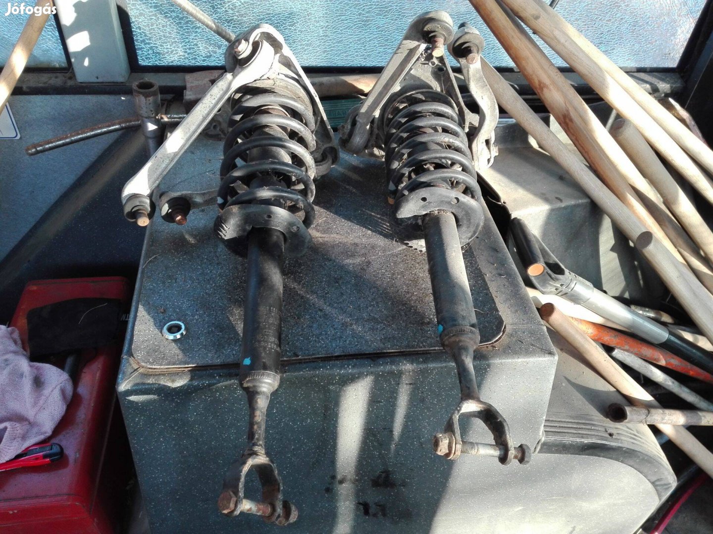 Eladó Audi A6 C5 első gólyaláb pár / gólyalábak lengéscsillapító rugó