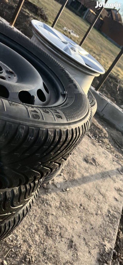 Eladó Autó Gumi Garnitúrák Jó Állapotban