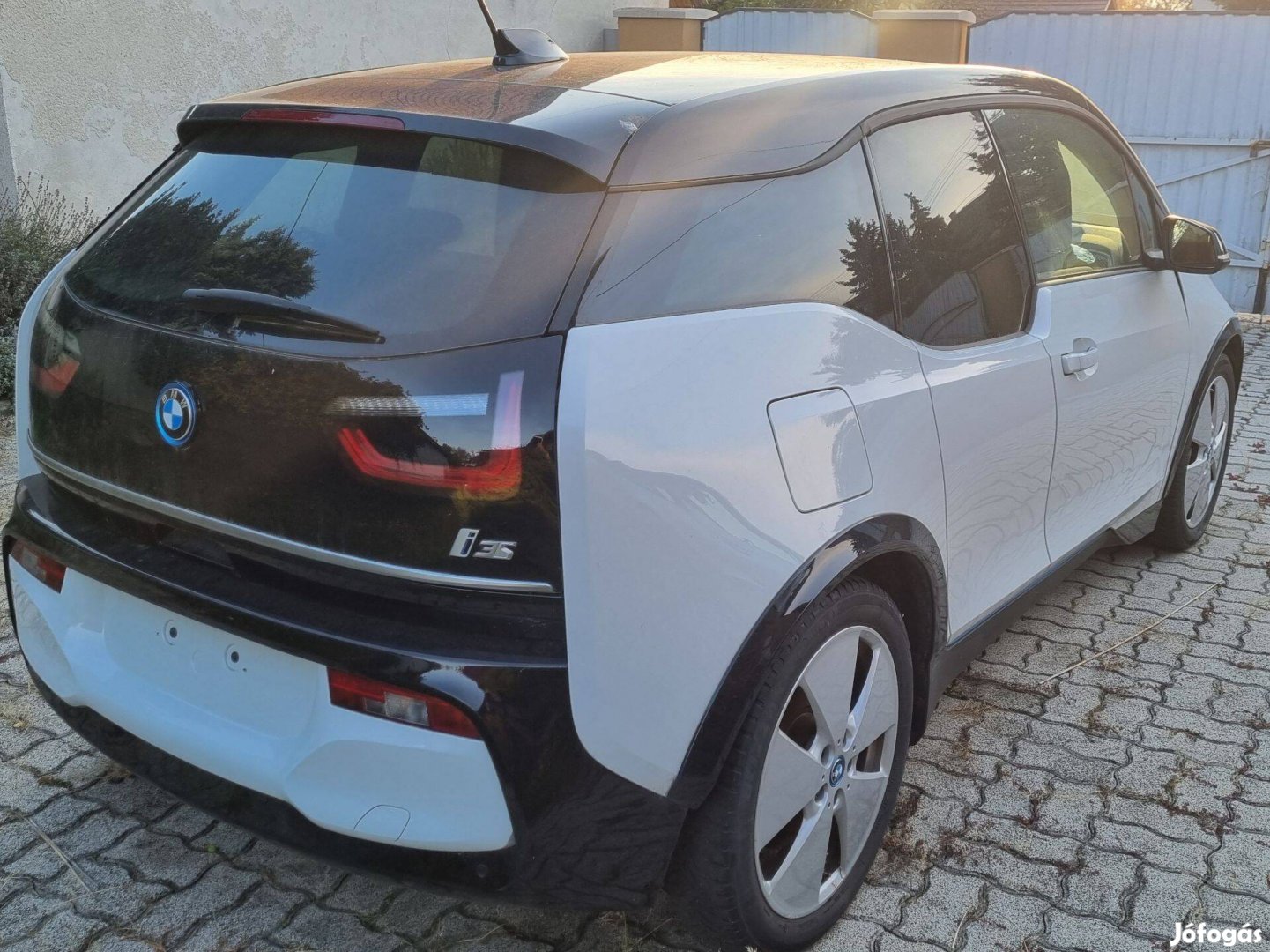Eladó BMW i3S enyhén sérült autó