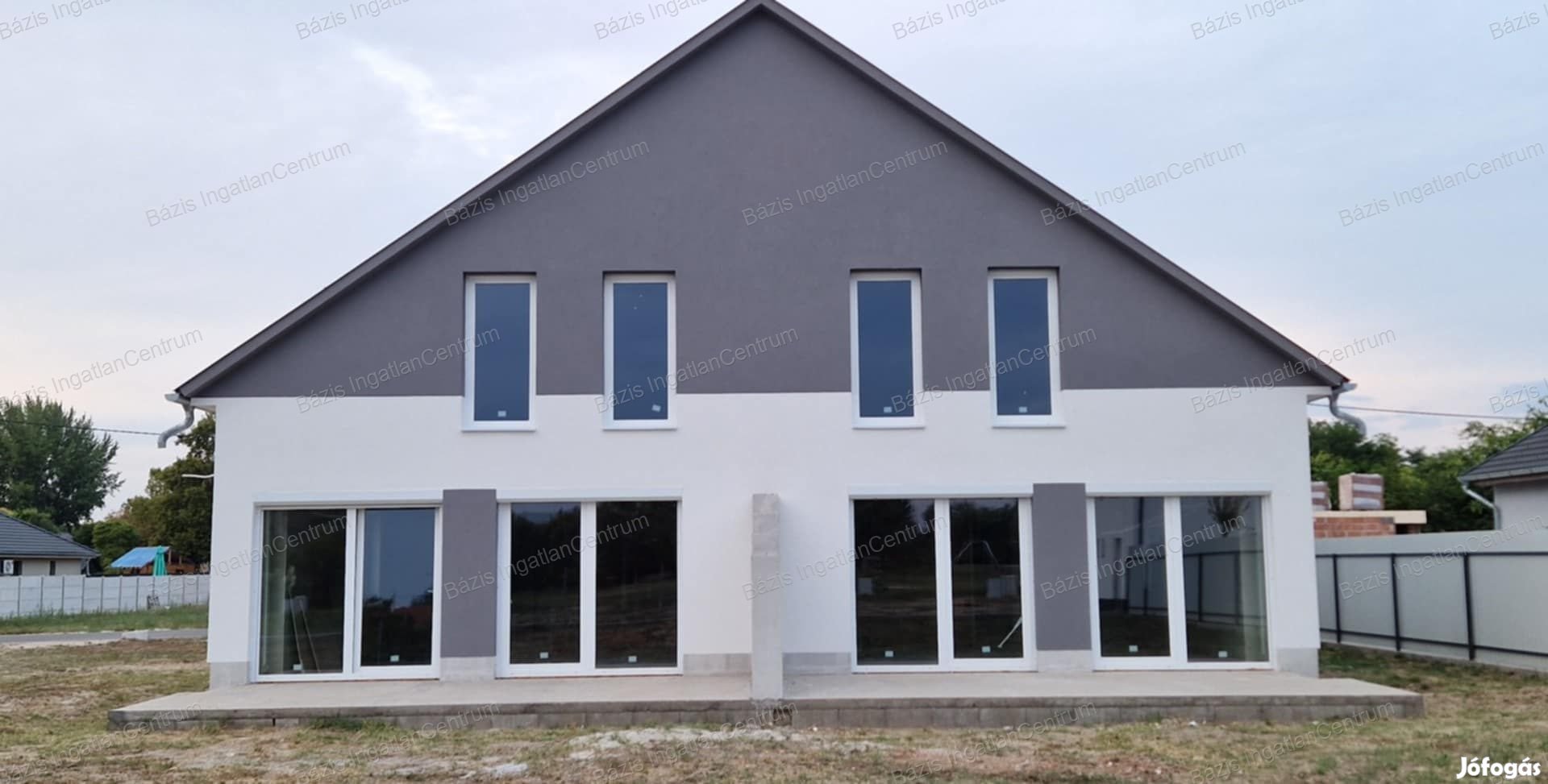 Eladó Baja kertvárosi részében egy modern, újépítésű ikerház