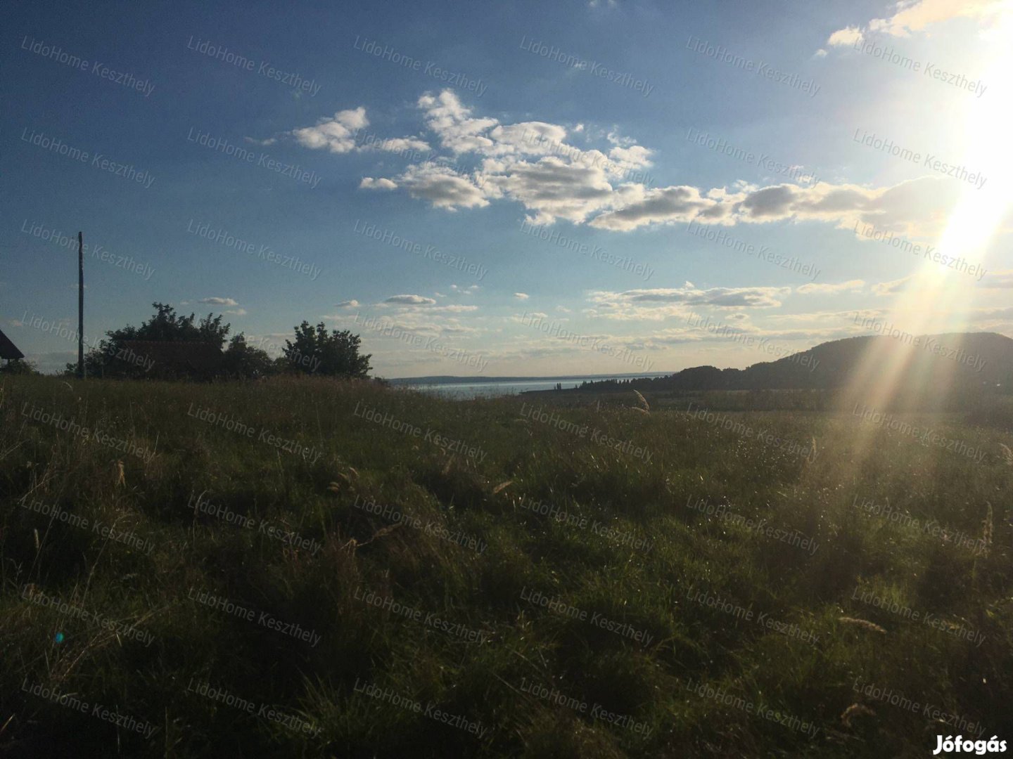 Eladó Balatonra panorámás nyaraló Badacsonytördemicen