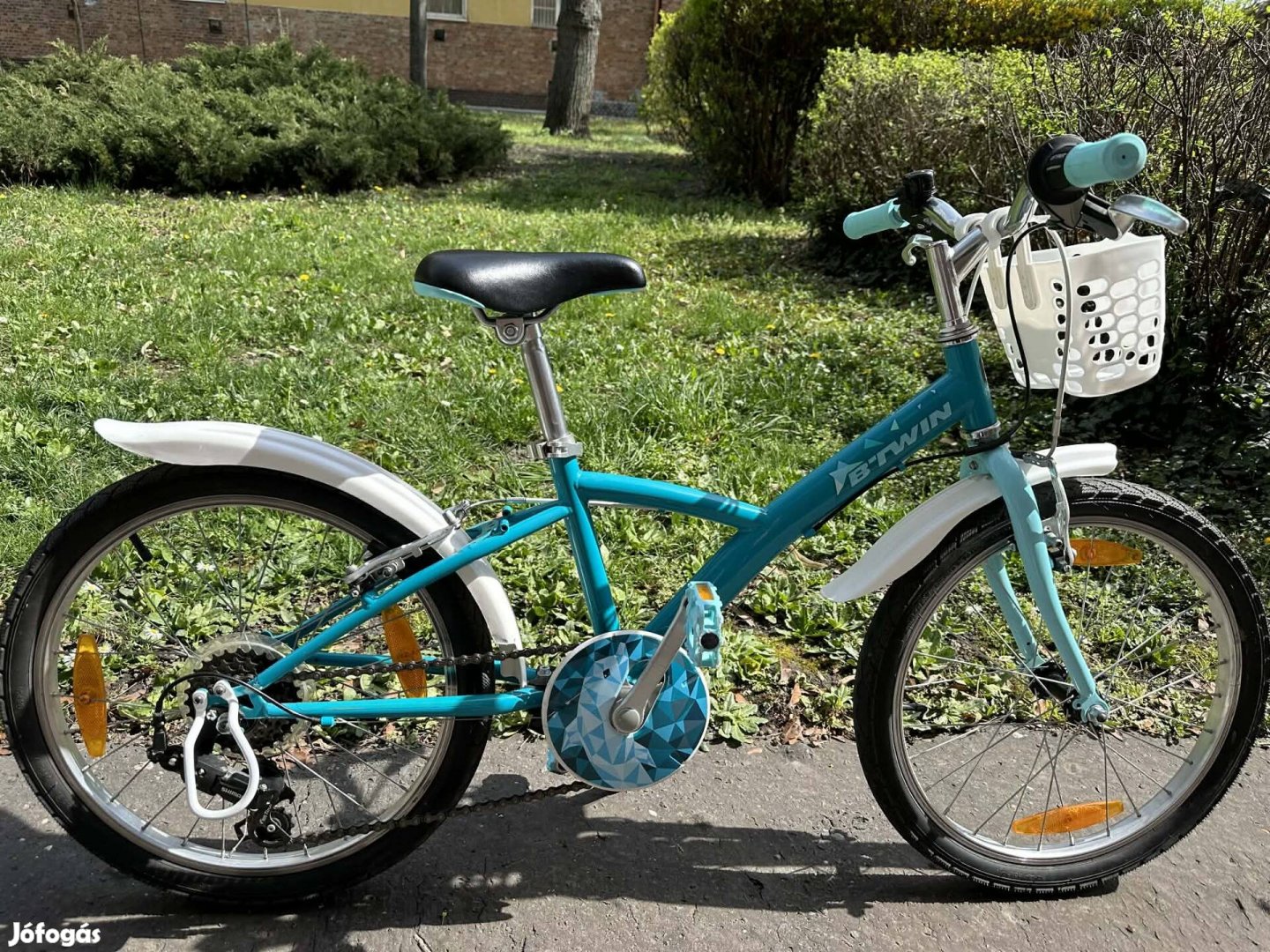 Eladó Btwin 20-as gyerek kerékpár.