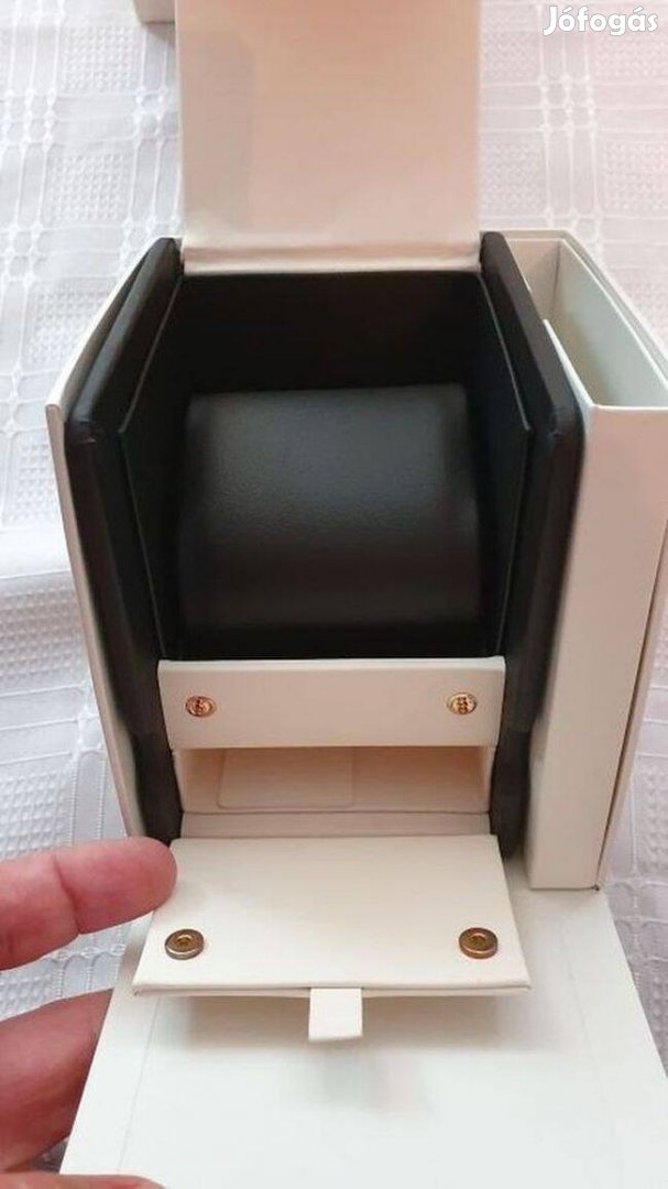 Eladó Carl F Bucherer óradoboz. Képek szerinti szép állapot