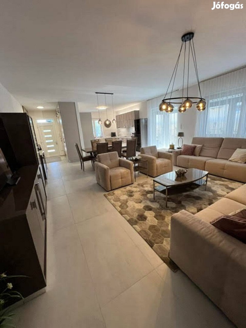 Eladó Dunakeszin egy 223nm-es,5 szobás,földszintes,Luxus családi ház