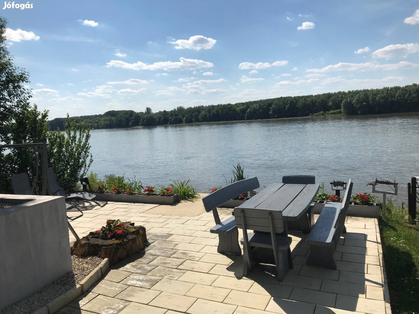 Elado Dunaparti modernizalt kétszintes nyaraló, sajat