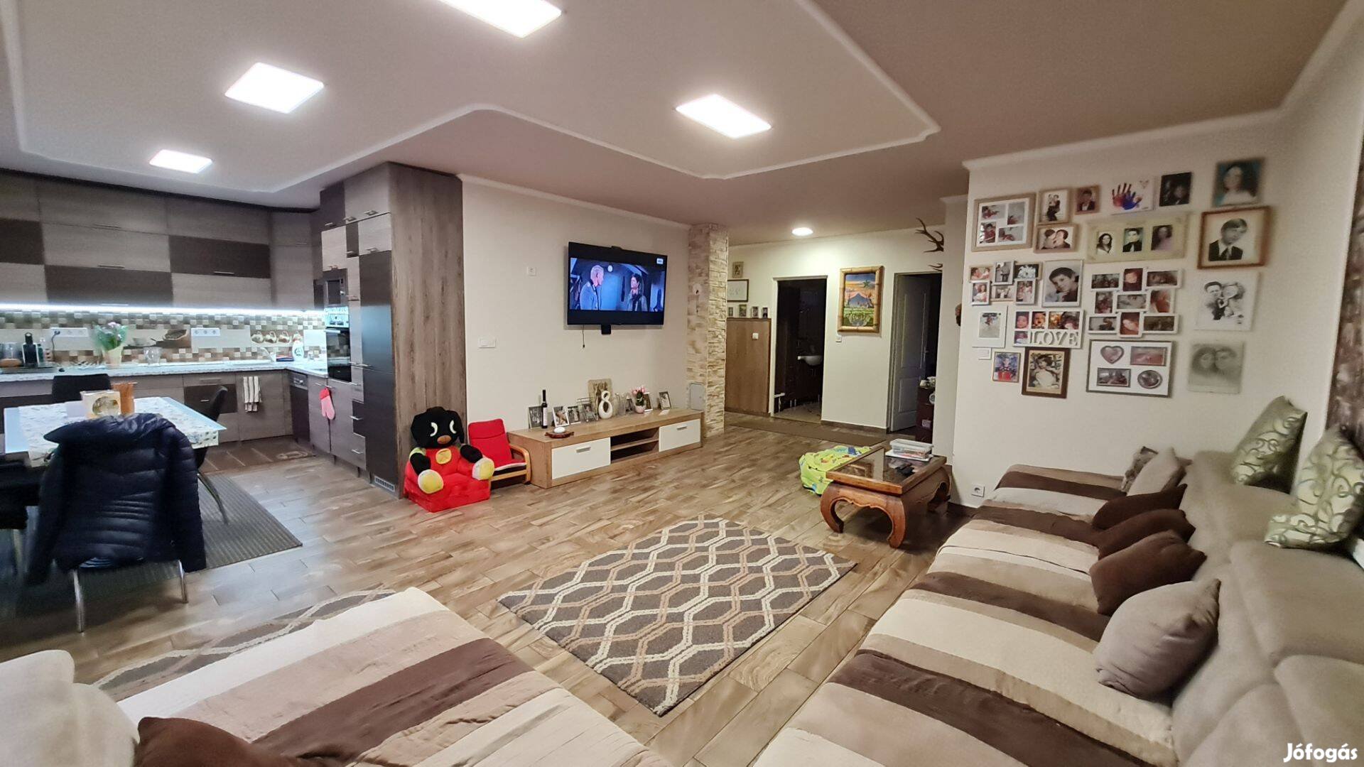 Eladó Dunaújvárosban egy 104nm-es, újszerű, földszintes családi ház