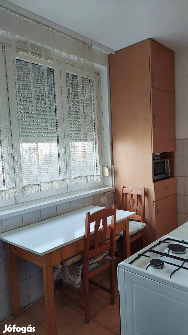 Eladó Dunaújvárosban egy 53nm-es, 2 szobás, jó állapotú panellakás