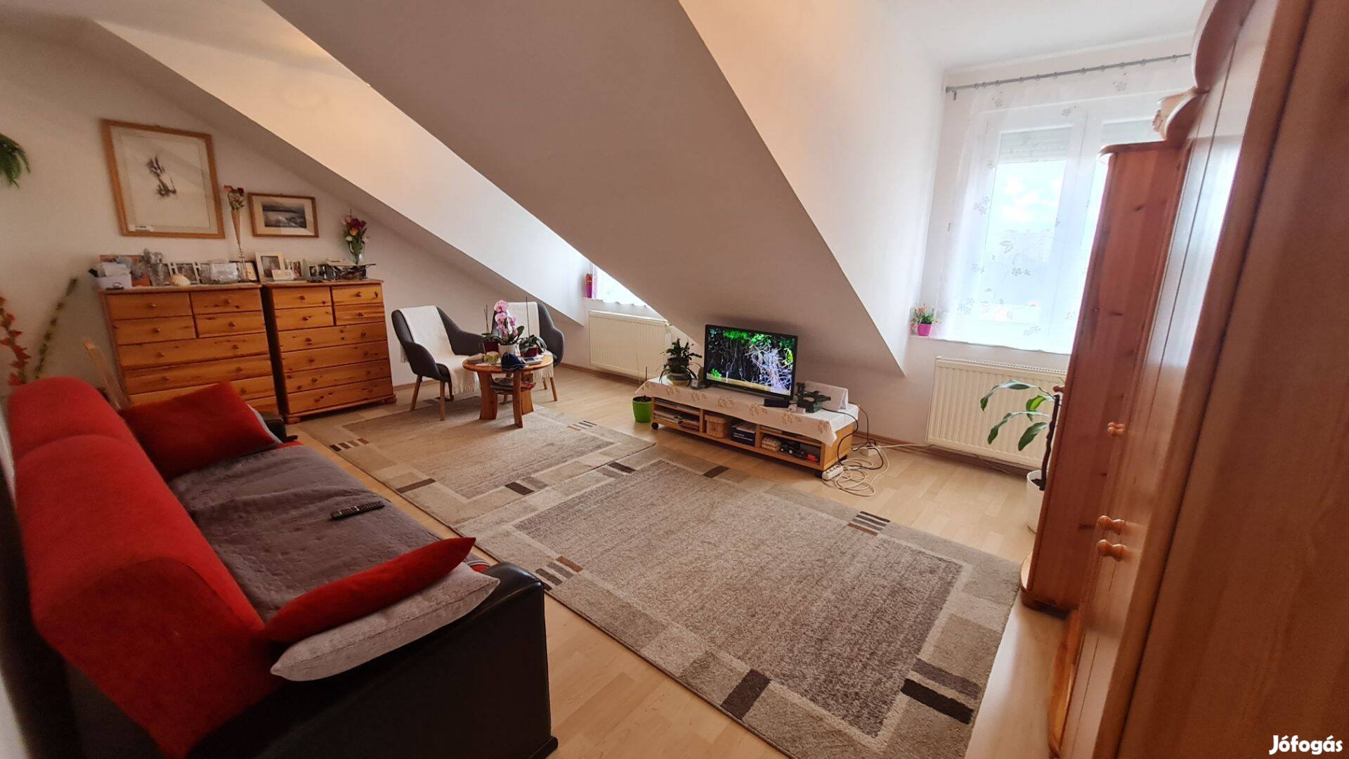 Eladó Dunaújvárosban egy 72nm-es, nappali+3 szobás tégla lakás