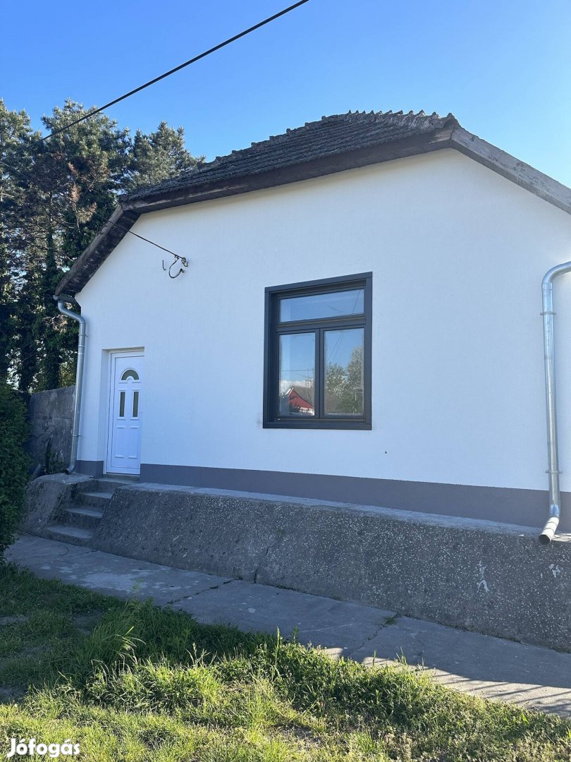 Eladó Dunavecsén egy Felújított 140nm-es 4 szobás családi ház
