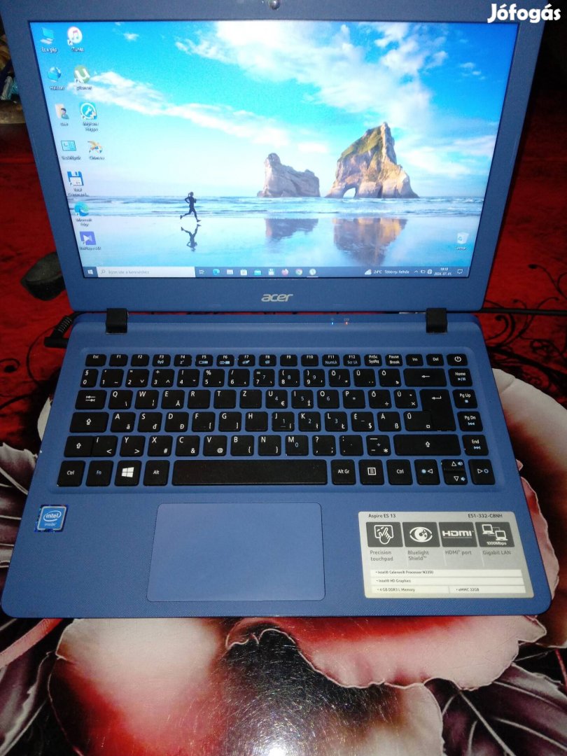 Eladó Egy Acer Aspire Es1-332-C8NH Típusú Laptop 