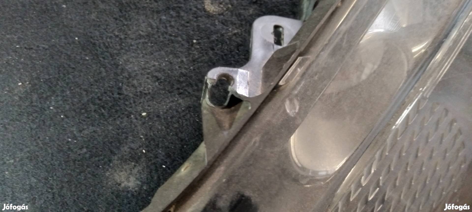 Eladó Eladó bontott, Ford Fiesta mk7 bal első fényszóró sérült állapot