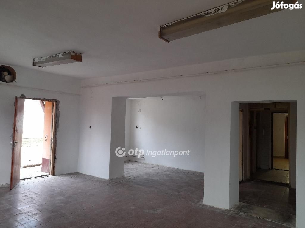 Eladó Étterem, Pitvaros