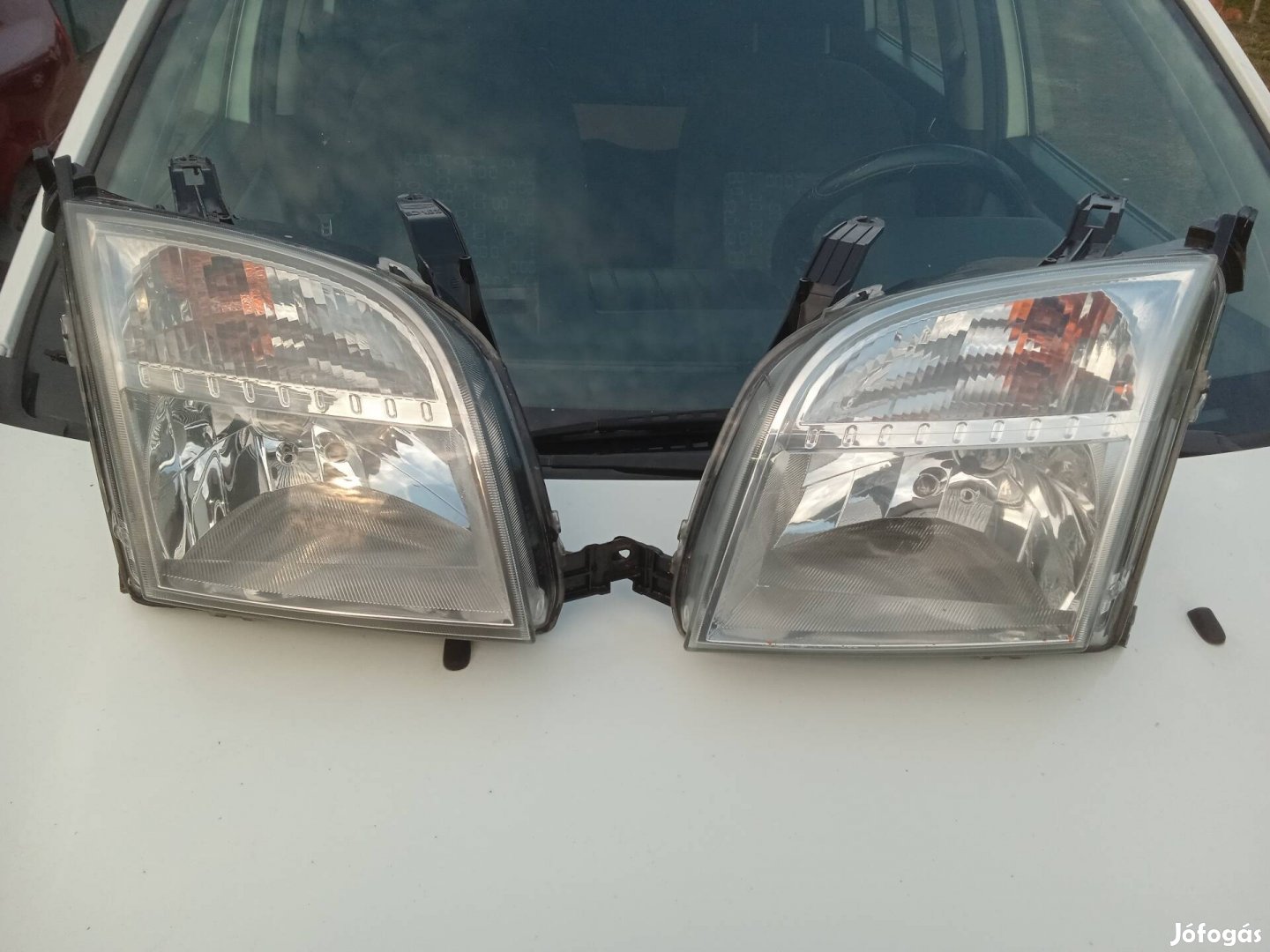 Eladó Ford Fusion első fényszórók.