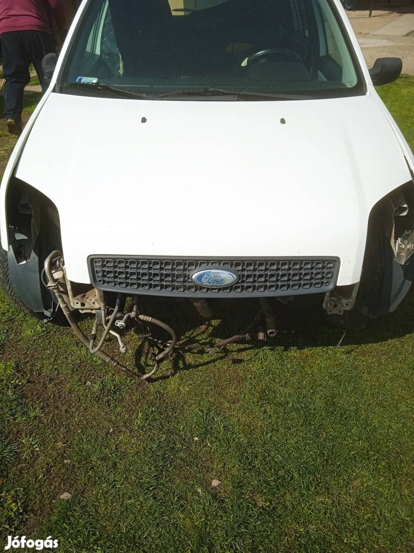 Eladó Ford Fusion motorháztető hütörácsal együtt.